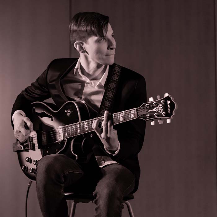 Suona la chitarra dall’età di 11 anni e inizia il suo percorso accademico presso il liceo musicale Sandro Pertini con lo studio della chitarra classica, proseguendo poi al conservatorio Niccolò Paganini di Genova studiando col maestro Alessio Menconi, dove consegue il diploma in chitarra jazz.