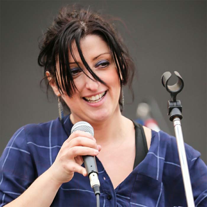 Sandra Sansalone: cantante e docente di canto moderno, si avvicina alla musica all'età di 18 anni; studia canto, tecnica ed interpretazione vocale presso l'Accademia della Musica di Genova dove frequenta anche un corso un Laboratorio di recitazione tenuto dall'attrice Francesca Rota. Nel 2004 viene selezionata tra i 160 semifinalisti nazionali all'Accademia della Canzone di Sanremo mentre approfondisce lo studio della tecnica vocale a Bologna con il maestro Oslavio Di Credico.