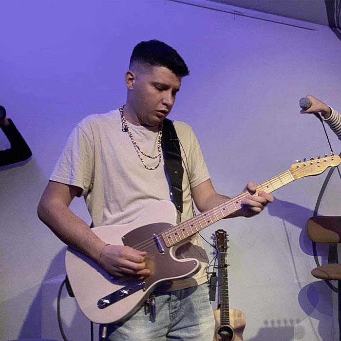 Sempre appassionato di musica, inizia a studiare chitarra classica diplomandosi al liceo Musicale di Cuneo.