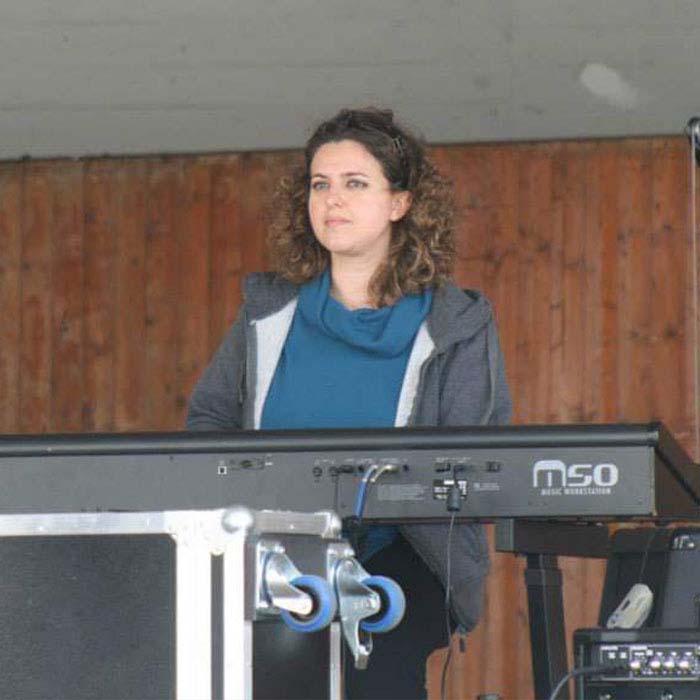 Chiara ha iniziato gli studi di pianoforte classico in tenera età sotto la guida di vari insegnanti tra cui Roberto Tagliamacco con la quale ha conseguito il compimento inferiore al Conservatorio di Alessandria e successivamente con la maestra Paola Caraffa.