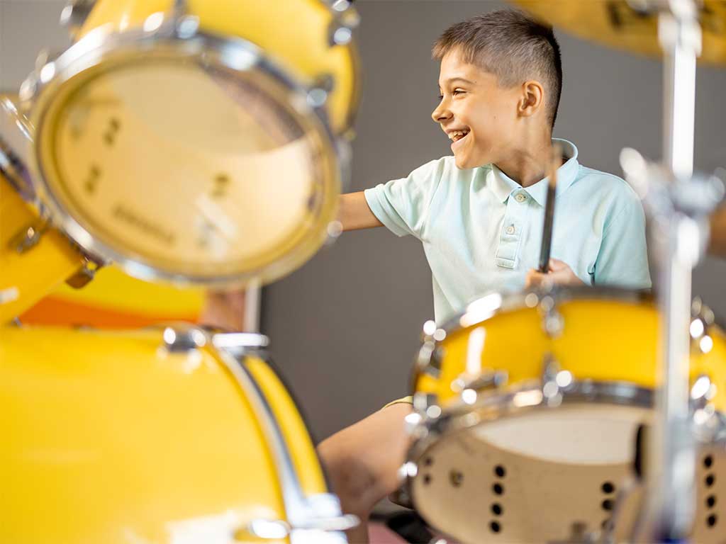 La postura, l’indipendenza dei quattro arti, solfeggio ritmico, scrittura dei brani, gli esercizi si svilupperanno a gradi fino ad arrivare a creare un vero e proprio Groove su basi musicali, si imparerà con esercizi mirati a gestire i 4 arti, fino ad arrivare a gestire lo strumento in ogni situazione musicale. Lo scopo finale è arrivare a far comprendere l’importanza di creare assieme ad altre persone un momento di condivisione.